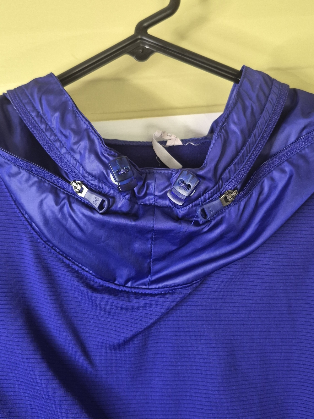 Women's Under Armour Cold Gear Run Reflective Hoodie Medium - Picture 4 of 11